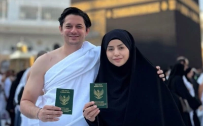 Momen Haru Andrew Andika dan Violentina Kaif Pamer Buku Nikah di Depan Ka'bah